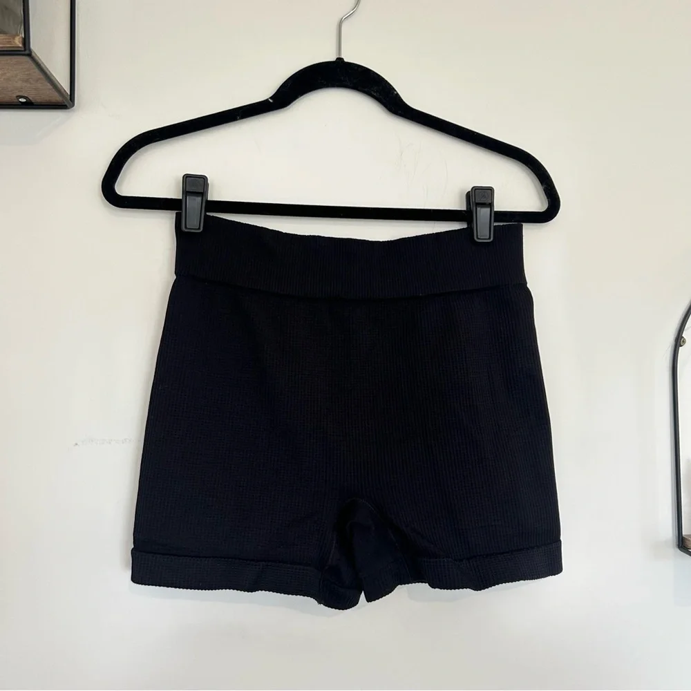 Free People‎ Movement Black Waffle Ribbed Athletic Workout Hot Pants Shorts M/L